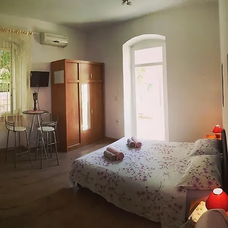 Ana Apartment Split